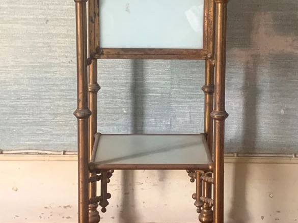 Chevet Napoléon III en laiton et opaline bleu lavande ouvrant un abatt