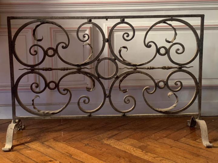 Grille de style Louis XV en fer forgé  Dim. 70 x 107 cm