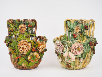 Vente aux enchères Paire de jardinières 1900, en barbotine à décor de fleurs en relief et