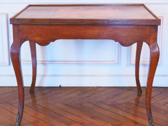 Vente aux enchères Table tric-trac Louis XV en bois fruitier et marqueterie à décor de da