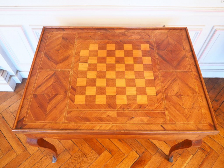 Table tric-trac Louis XV en bois fruitier et marqueterie à décor de da