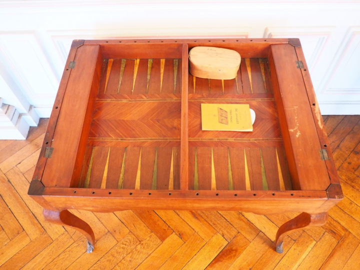 Table tric-trac Louis XV en bois fruitier et marqueterie à décor de da