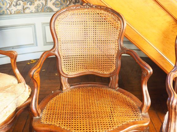 Trois fauteuils et un canapé Louis XV canné en noyer mouluré et sculpt