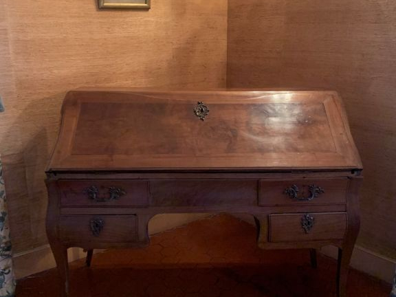 Bureau dos d’âne Louis XV en merisier mouluré, ouvrant à un abattant e