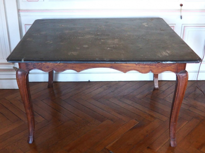 Table à gibier, de style Louis XV en bois naturel mouluré, pieds galbé