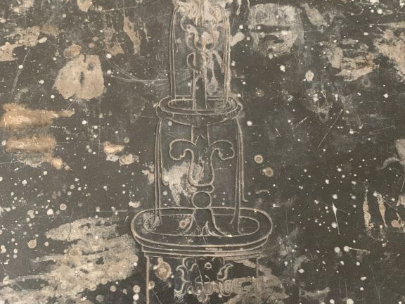 Table à gibier, de style Louis XV en bois naturel mouluré, pieds galbé