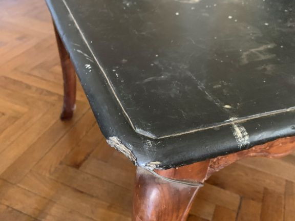 Table à gibier, de style Louis XV en bois naturel mouluré, pieds galbé