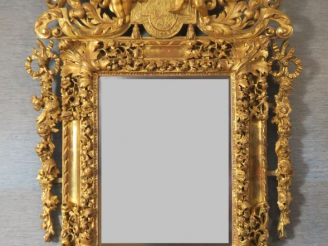 Vente aux enchères Superbe glace italienne fin XVIIIème en bois sculpté et doré, à décor 