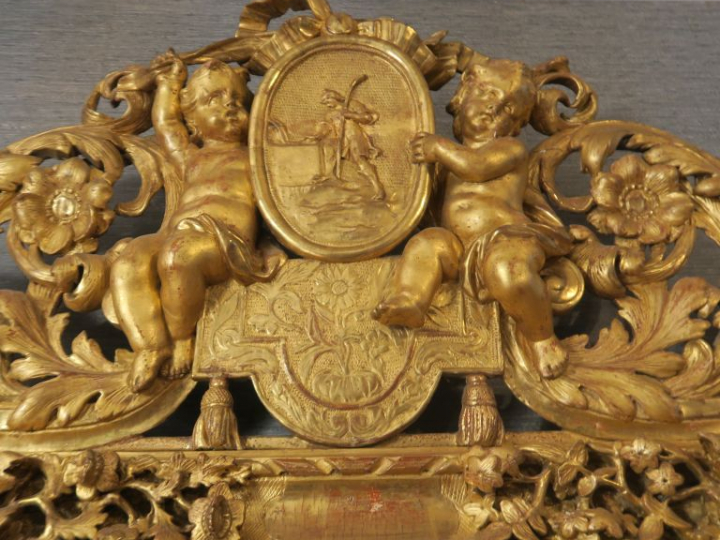 Superbe glace italienne fin XVIIIème en bois sculpté et doré, à décor 