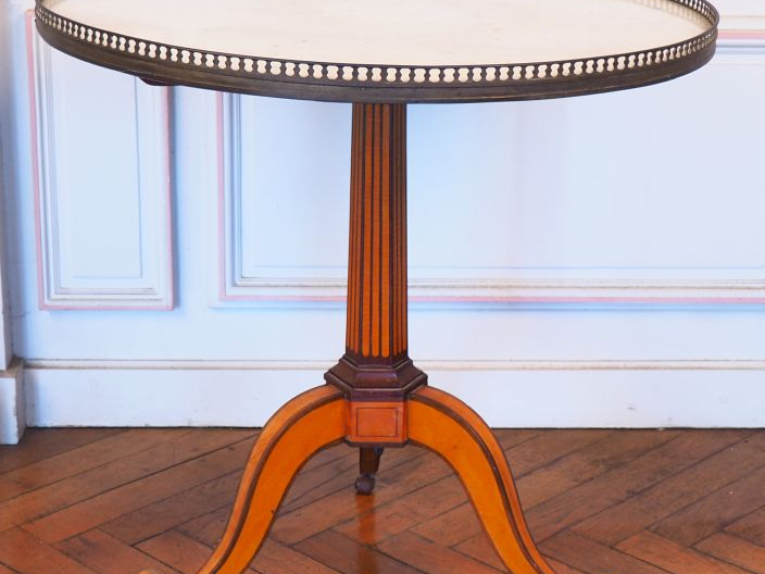 Guéridon Restauration en placage de citronnier, de bois de violette, d