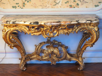Vente aux enchères Grande console Louis XV à quatre pieds en bois sculpté doré et ajouré 