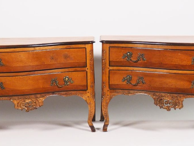 Paire de commodes Régence en noyer mouluré et sculpté, à décor de roca
