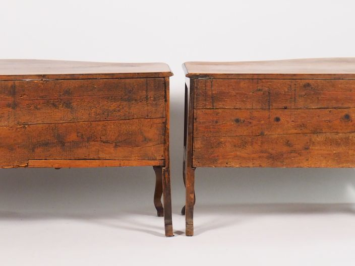 Paire de commodes Régence en noyer mouluré et sculpté, à décor de roca