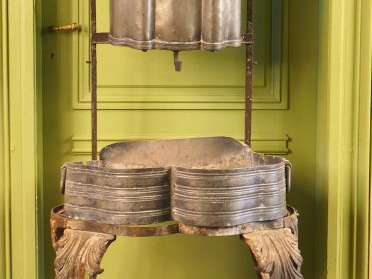 Fontaine et son bassin Louis XIV en étain sur un support présentoir en