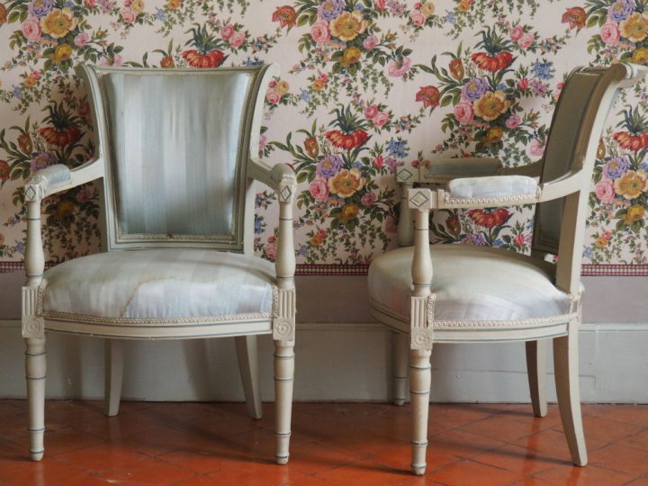 Suite de six fauteuils Directoire en bois relaqué gris orné de liseré 