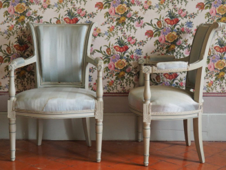 Vente aux enchères Suite de six fauteuils Directoire en bois relaqué gris orné de liseré 