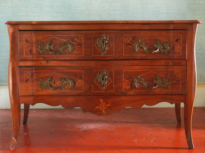 Commode Louis XV en marqueterie ouvrant à deux tiroirs à arbalète en f