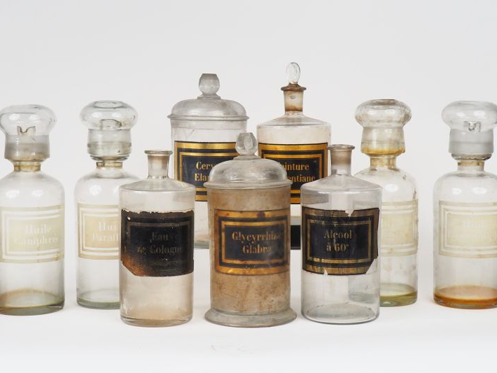 11 grands flacons de pharmacie en verre translucide ou ambré avec leur