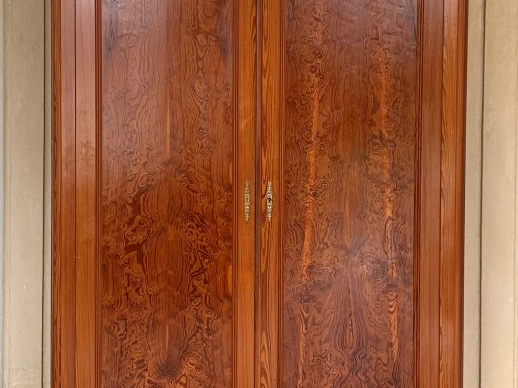 Armoire lingère de plinthe en pitchpin. Dim. 241 x 151 x 58 cm