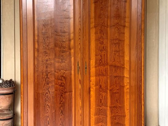 Armoire lingère de plinthe en pitchpin. Dim. 242 x 150 x 58 cm