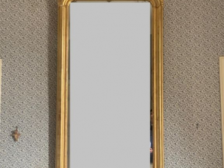 Vente aux enchères Glace de cheminée Napoléon III en bois et stuc doré, fronton à décor d