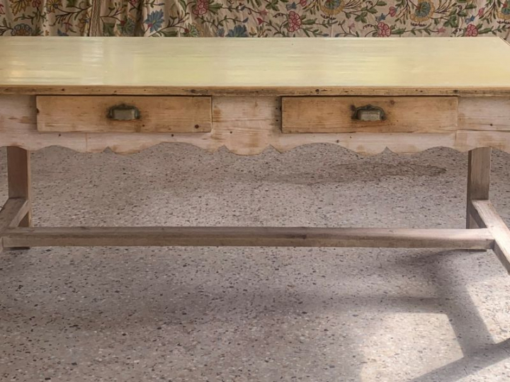 Grande table de ferme en pin, deux tiroirs en ceinture, plateau formic