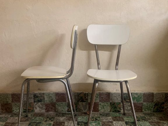 Grande table de ferme en pin, deux tiroirs en ceinture, plateau formic