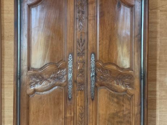 Vente aux enchères Armoire provençale fin XVIIIème en noyer mouluré et sculpté, dite « de