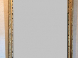 Vente aux enchères Miroir XVIIIème, cadre baguette dorée à décor de tige enrubannée. Dim.