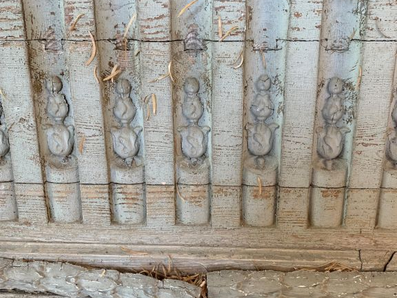 Grande jardinière de style Louis XVI en bois laqué gris à décor de can