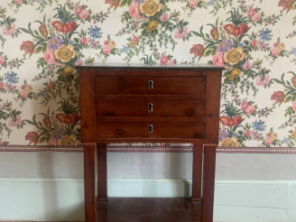 Vente aux enchères Chiffonnier Empire en acajou et placage d’acajou, montants à pilastre,