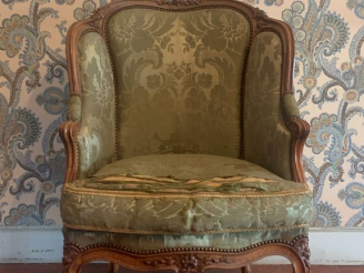 Vente aux enchères Bergère à oreilles de style Louis XV en noyer mouluré et sculpté, à dé