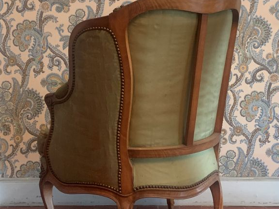 Bergère à oreilles de style Louis XV en noyer mouluré et sculpté, à dé