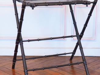 Vente aux enchères Table à écrire pliante Napoléon III en bois noirci. Dim. 74 x 70 x 56 