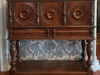 Vente aux enchères Crédence de style Louis XIII en noyer mouluré ouvrant à trois portes e