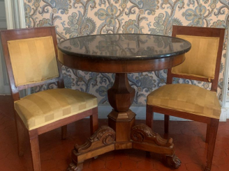 Vente aux enchères Paire de chaises de style Directoire en bois naturel, garniture de tis