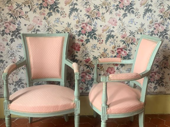 Paire de fauteuils cabriolet de style Directoire en bois laqué céladon
