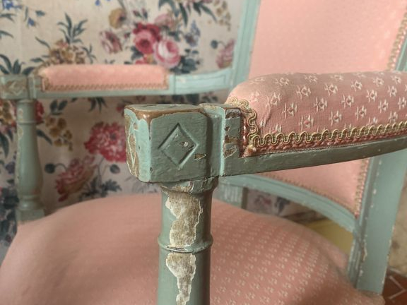Paire de fauteuils cabriolet de style Directoire en bois laqué céladon