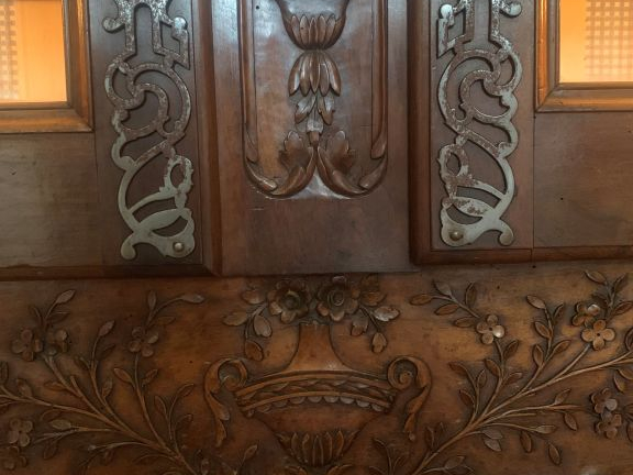 Belle armoire vitrine provençale Louis XV en noyer mouluré et sculpté,