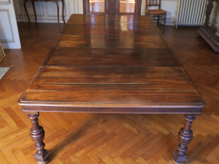 Table de salle à manger à allonges en noyer, modèle à ceinture, pieds 