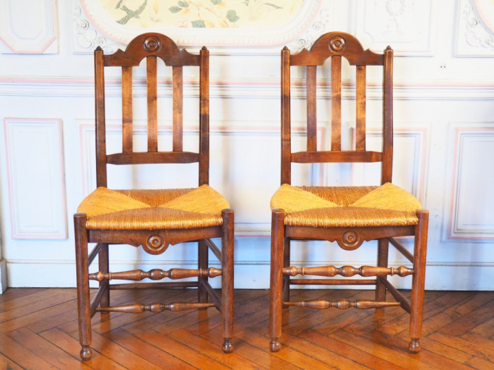 Douze chaises paillées XIXème en bois naturel, dossier ajouré, pièteme