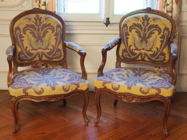 Paire de fauteuils Louis XV en noyer mouluré et sculpté à décor de fle