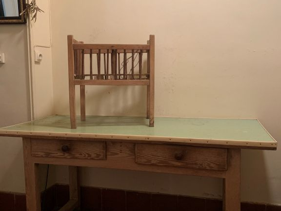 Table de cuisine en pin, deux tiroirs en ceinture, plateau en formica.