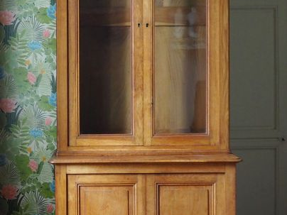 Armoire à fusils 1900 en chêne, ouvrant à quatre portes dont deux vitr