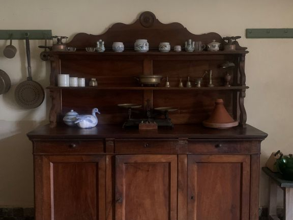Buffet Saint Hubert XIXème en noyer, ouvrant à trois portes et trois t