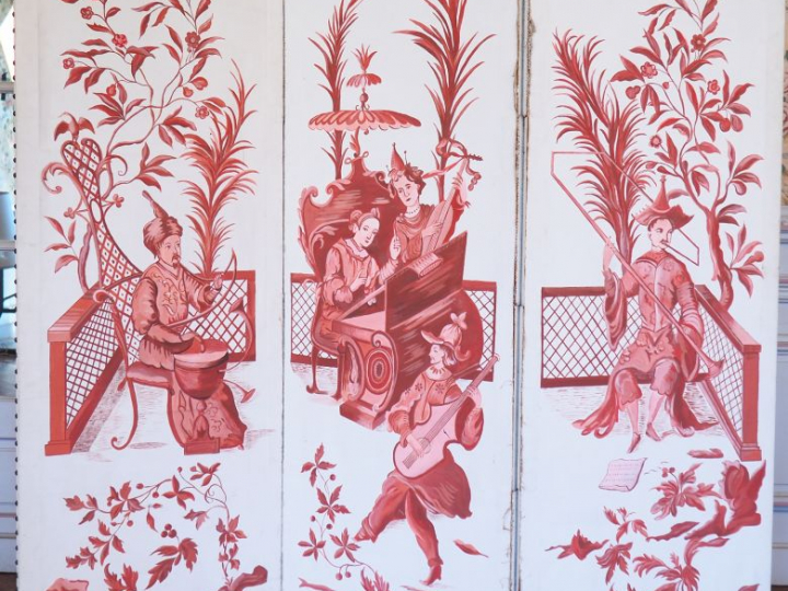 Paravent à trois brins en toile peinte à décor de chinoiseries. Double
