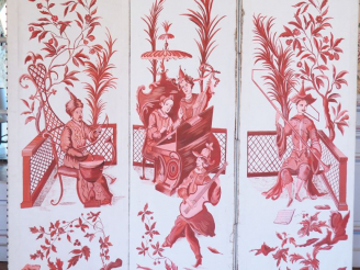 Vente aux enchères Paravent à trois brins en toile peinte à décor de chinoiseries. Double