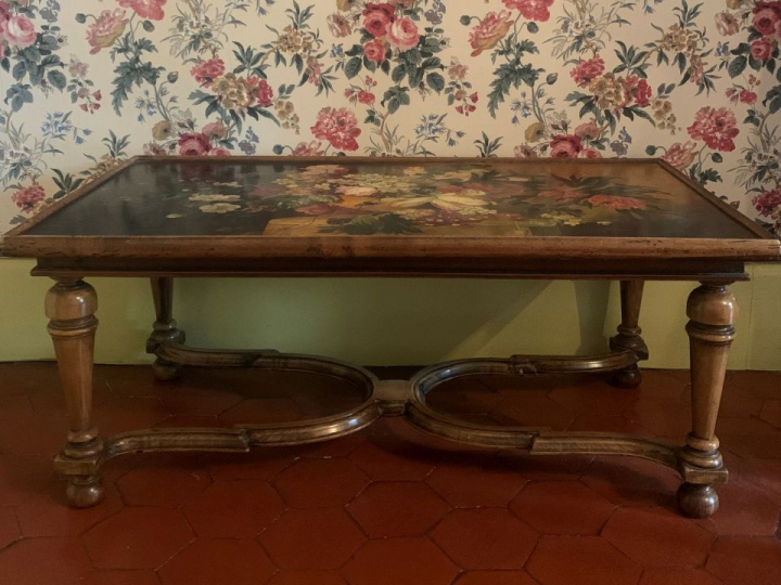 Table basse plateau peint à décor de nature morte.  Dim. 44 x 55 x 101