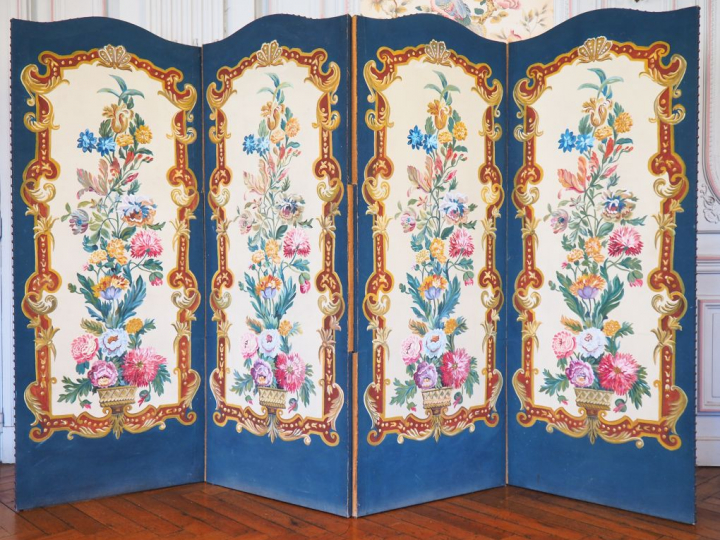 Paravent quatre brins en toile peinte à décor de fleurs polychromes. D