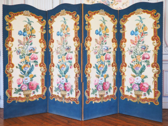 Vente aux enchères Paravent quatre brins en toile peinte à décor de fleurs polychromes. D